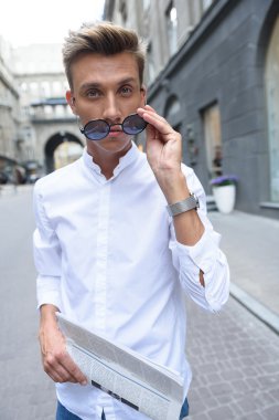 Sokakta kağıt ile Akıllı adam