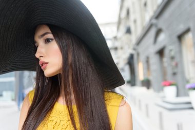 Büyük şapkalı çekici genç kadın