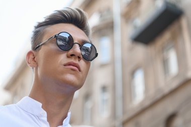 Yakışıklı adam cinselliğini ifade