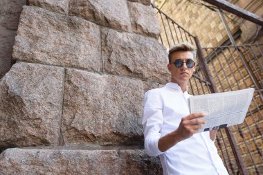 Sokakta kağıt ile çekici adam