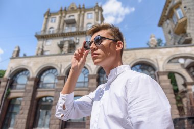 Ciddi adam mimariile ilgileniyor.