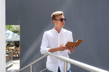 Kendine güvenen adam modern teknoloji ile eğlenceli