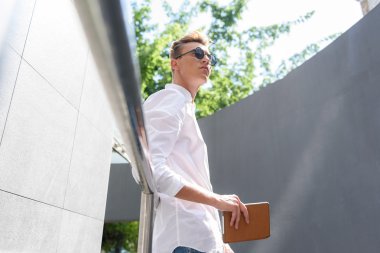 Gadget açık havada kullanarak Pensive adam