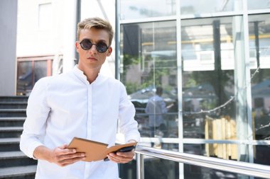 Balkonda modern teknoloji ile ciddi adam