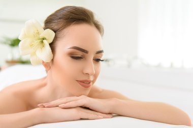 Sağlıklı yaşam merkezinde şezlongda dinlenen neşeli kız