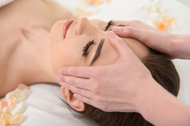 İnsan yüzü masaj profesyonel güzellik uzmanı