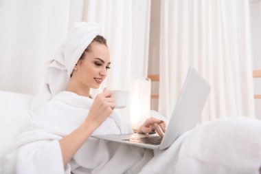 Güzellik salonunda rahatlatıcı neşeli kız