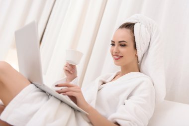 Spa bilgisayar ile eğlenceli Pretty kız