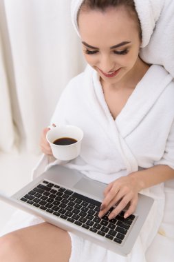 Güzellik salonunda dinlenen neşeli kadın