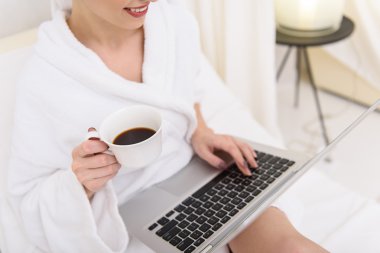 Pozitif kız spa dizüstü bilgisayar ile dinlenme