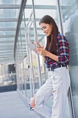 Modern teknolojiyi kullanan neşeli genç kadın