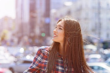 Mutlu kız kasabada oturan