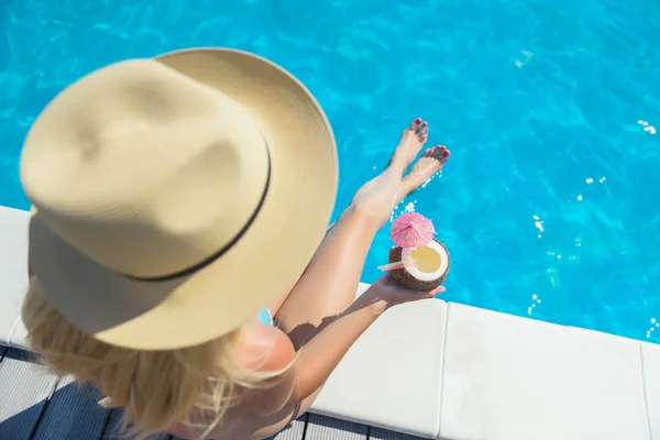 Elegant girl relaxing near water on vacation — Stock Photo, Image