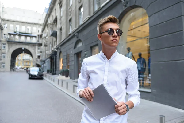 Şehirde yürüyen zeki adam