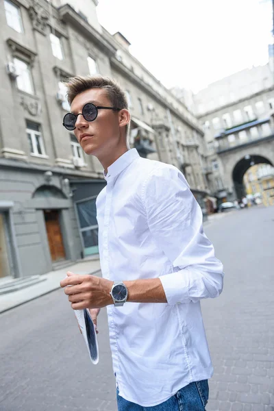 Neşeli adam şehirde birini bekliyor