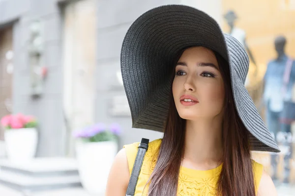 Şehirde dinlenmiş sunhat ile güzel kız