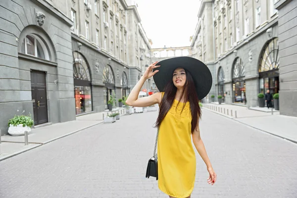 Радостная девушка, гуляющая по городу — стоковое фото