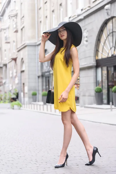 Chica alegre con sombrero de sol de moda — Foto de Stock