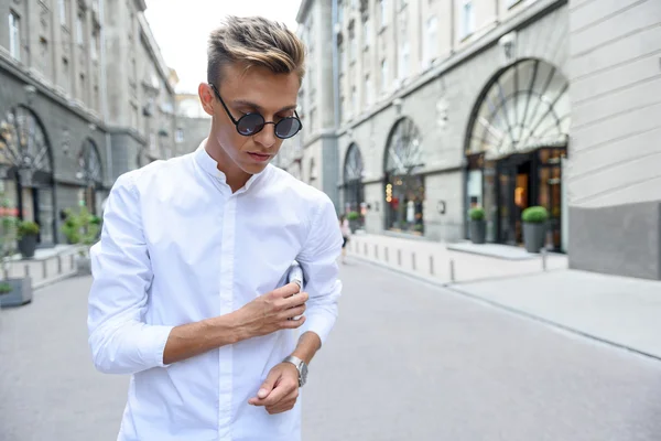 Akıllı adam haber bilmek istiyor