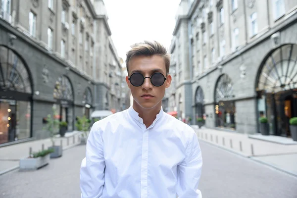 Şehirde yürüyen ciddi bir adam.