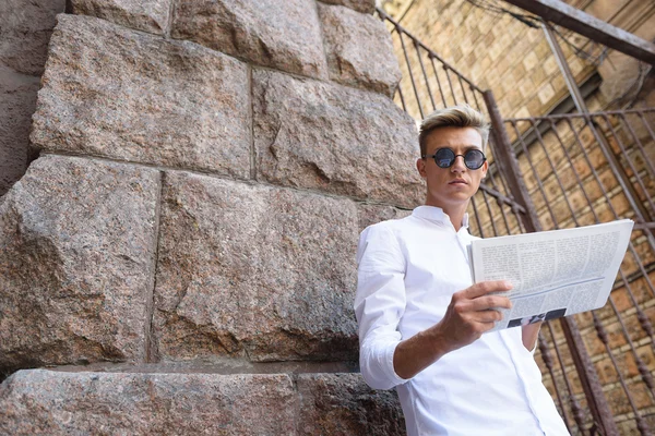 Sokakta kağıt ile çekici adam