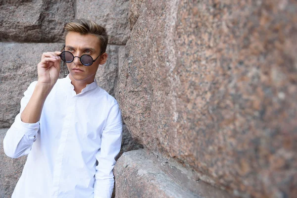 Akıllı genç adam dışarıda dinleniyor