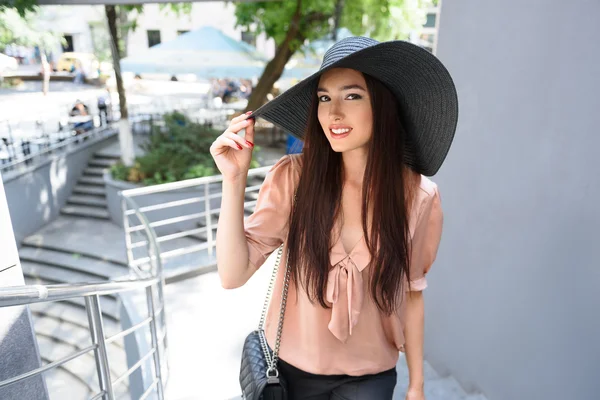 Merdivenlerde poz veren neşeli kız