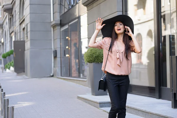 Chica alegre caminando en la ciudad — Foto de Stock