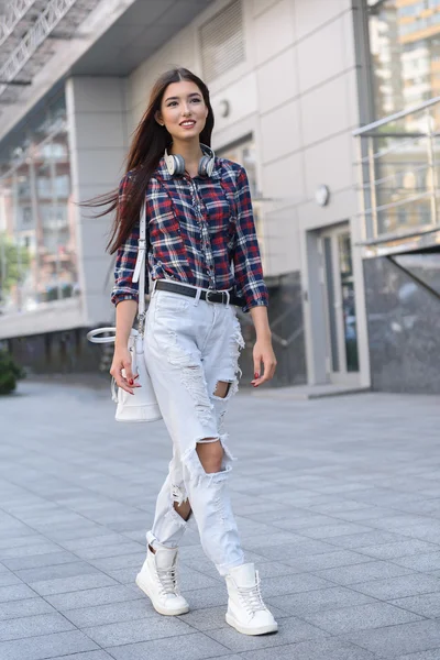 Chica feliz caminando en la ciudad — Foto de Stock