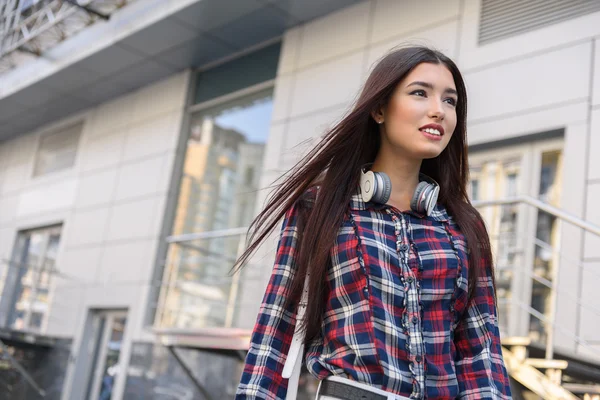 Fille insouciante se détendre en ville — Photo