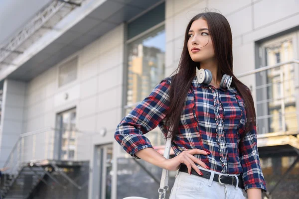 Mujer segura posando en la ciudad — Foto de Stock