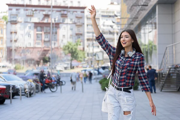 Chica alegre saludo amigo en la ciudad —  Fotos de Stock