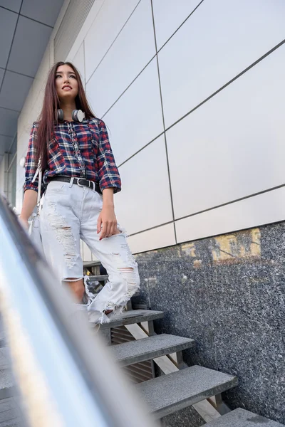 Mujer joven despreocupada espera en las escaleras — Foto de Stock