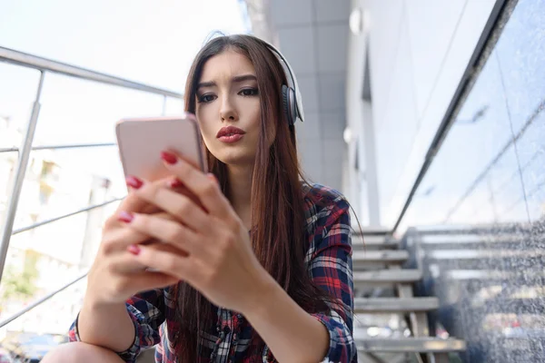 Vidám fiatal nő mobiltelefon használata — Stock Fotó