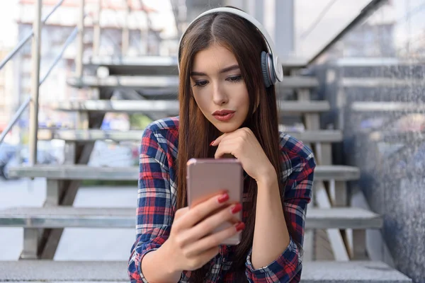 Bonito jovem mulher usando telefone ao ar livre — Fotografia de Stock