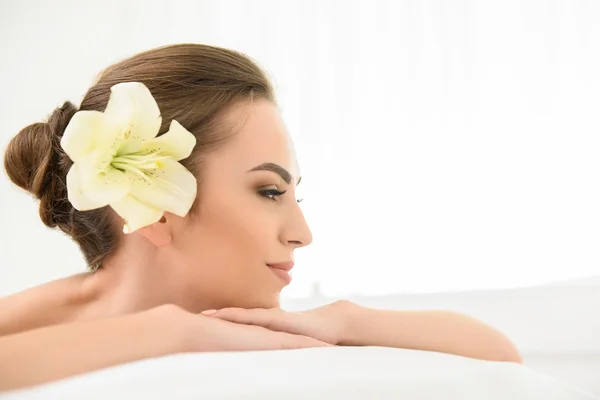 Chica alegre descansando en el spa — Foto de Stock