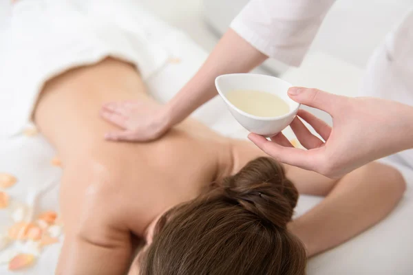 массаж картинки. массаж зимой. массаж и телесные практики с эфирными маслами. биоэнергетический массаж. арома ойл массаж женщине.