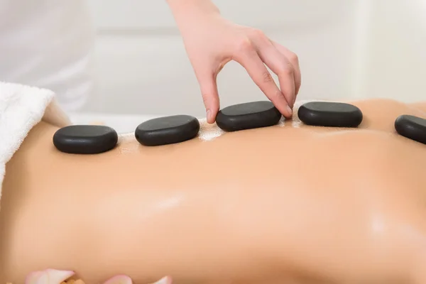 Skicklig kosmetolog servering kvinna med massage — Stockfoto
