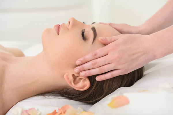 Mujer joven despreocupada recibiendo tratamiento en el salón de belleza — Foto de Stock