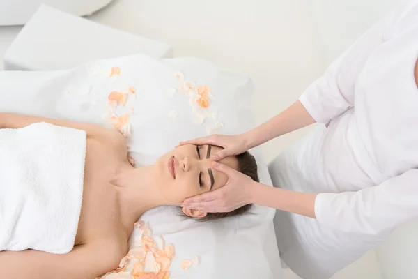Obratný kosmetička dělá masáž pro dívku — Stock fotografie