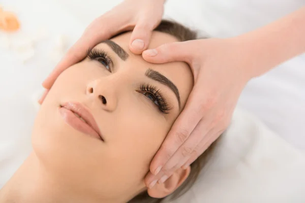 Mujer despreocupada disfrutando del tratamiento en el spa — Foto de Stock