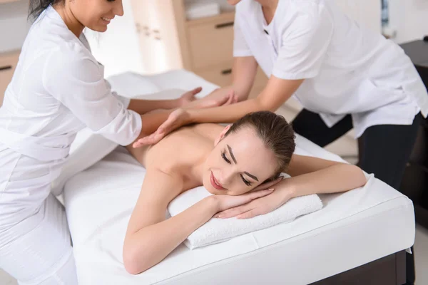 Menina bonita desfrutando de massagem no salão de beleza — Fotografia de Stock