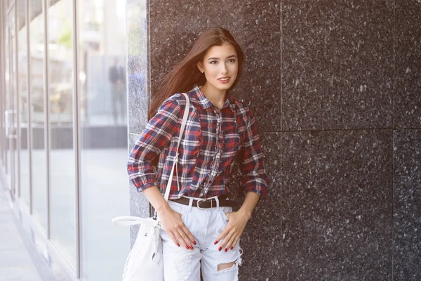 Gadis manis dengan senyum cantik di luar ruangan — Stok Foto