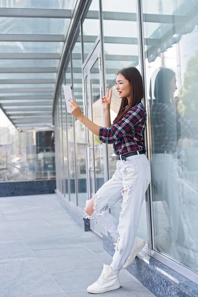 Chica feliz fotografiándose en gadget — Foto de Stock