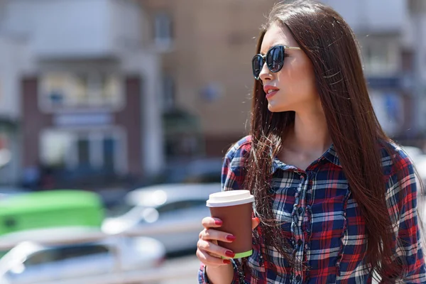 Chica pensativa disfrutando de la bebida caliente al aire libre — Foto de Stock