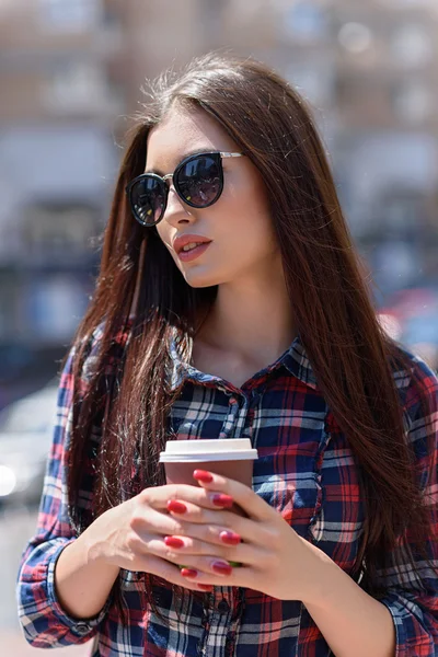 路上で飲み物を飲む陽気な若い女性 — ストック写真