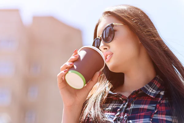 Linda chica relajante con bebida al aire libre — Foto de Stock