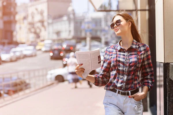 Chica alegre salvando del calor en la ciudad — Foto de Stock