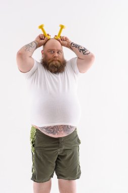 Neşeli fatso dumbbells ile eğlenmek