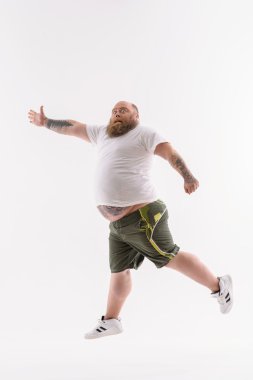 Şok kalın adam egzersiz yapıyor